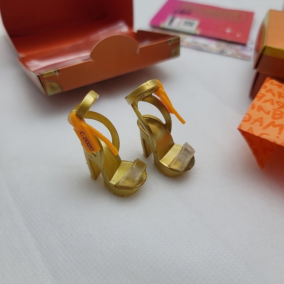 MGA Rainbow High Mini Accessories Studio Shoes Poppy Rowan Platform Heels - Picture 2 of 3